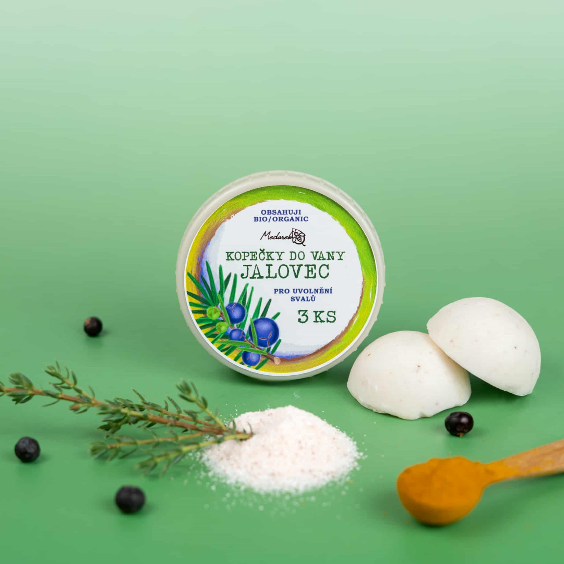 Medarek Juniper bath melts — 3 pcs; white domes with juniper berries, thyme, mineral salt and turmeric on a green background.